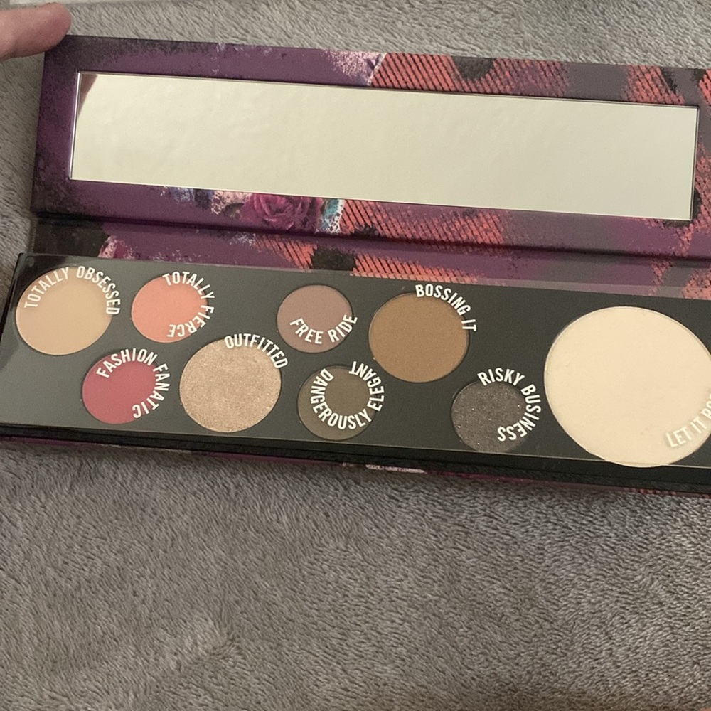 MAC risk taker eyeshadow pallet - Picture 3 of 6